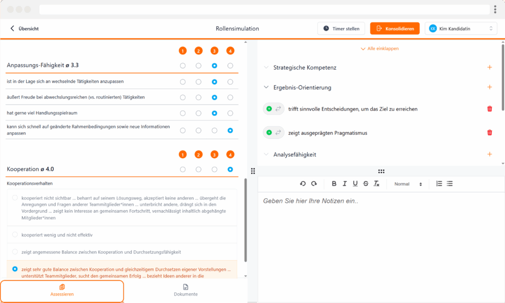 Das Bild zeigt die Benutzeroberfläche der Applysia Software für eine Rollensimulation. Links sind die Kategorien "Anpassungs-Fähigkeit" und "Kooperation" mit jeweiligen Bewertungsstufen. Rechts sind Kompetenzen wie "Strategische Kompetenz", "Ergebnis-Orientierung" und "Analysefähigkeit" mit Notizfeld darunter. Oben rechts Optionen zur Timer-Einstellung und Konsolidierung, sowie der Name "Kim Kandidatin".