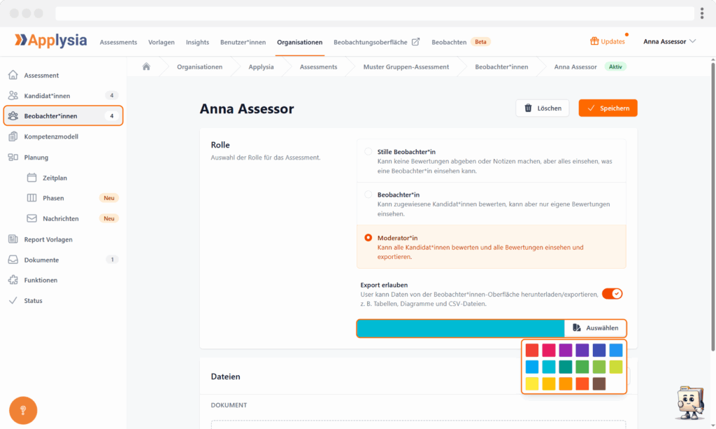 Das Bild zeigt die Administrationsoberfläche der Applysia-Software mit einer Rolleinstellungen-Seite für "Anna Assessor". Links ist das Navigationsmenü mit verschiedenen Optionen zu sehen. In der Mitte werden die Rollenoptionen "Stille Beobachterin", "Beobachterin" und "Moderatorin" angezeigt. Am unteren Rand gibt es eine Farbpalette zur Auswahl.