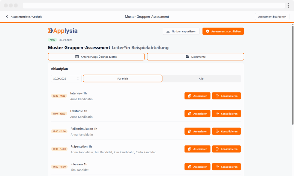 Das Bild zeigt die Benutzeroberfläche der Applysia-Software für ein Muster Gruppen-Assessment. Es enthält einen Ablaufplan mit verschiedenen Aktivitäten wie Interviews und Rollensimulationen, jeweils 1 Stunde lang. Die Teilnehmenden sind unter anderem Anna Kandidatin und Tim Kandidat. Oben sind Optionen zum Exportieren von Notizen und Abschließen des Assessments sowie Zugriff auf die Anforderungs-Übungs-Matrix und Dokumente. Rechts oben befindet sich die Schaltfläche "Assessment bearbeiten".