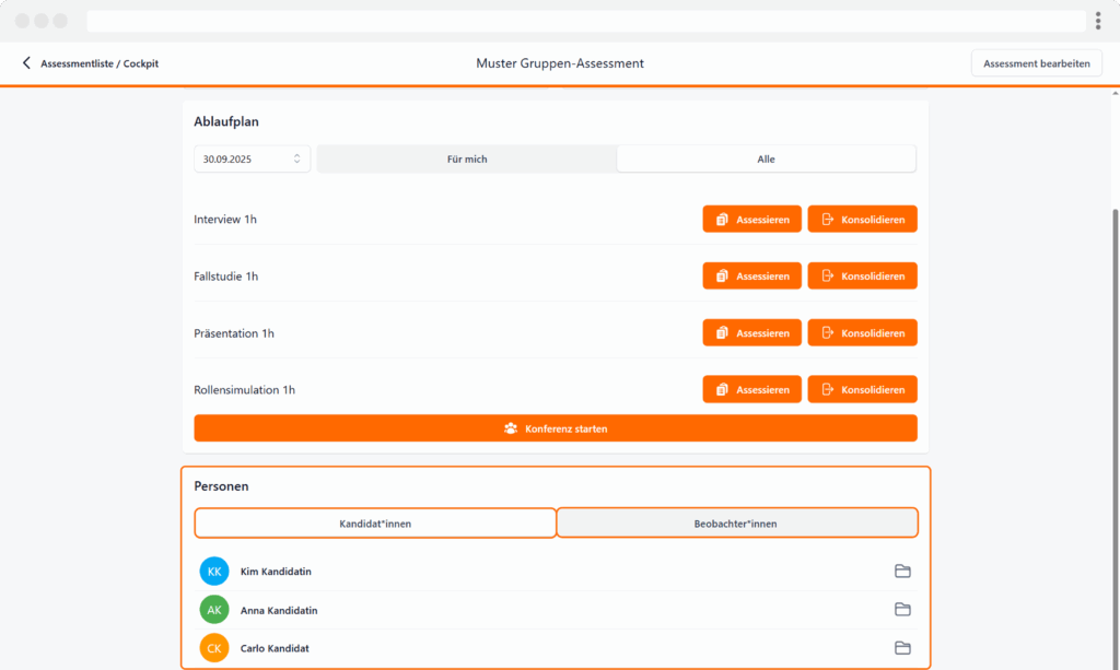 Das Bild zeigt die Benutzeroberfläche eines Muster Gruppen-Assessments der Applysia-Software. Oben ist der Ablaufplan für den mit Aktivitäten wie Interview, Fallstudie, Präsentation und Rollensimulation, jeweils 1 Stunde lang. Für jede Aktivität gibt es Optionen zum "Assessieren" und "Konsolidieren". Unten ist eine Übersicht der teilnehmenden Personen Kim Kandidatin, Anna Kandidatin und Carlo Kandidat. Rechts oben befindet sich die Schaltfläche "Assessment bearbeiten" und eine Schaltfläche "Konferenz starten" unten im Ablaufplan.