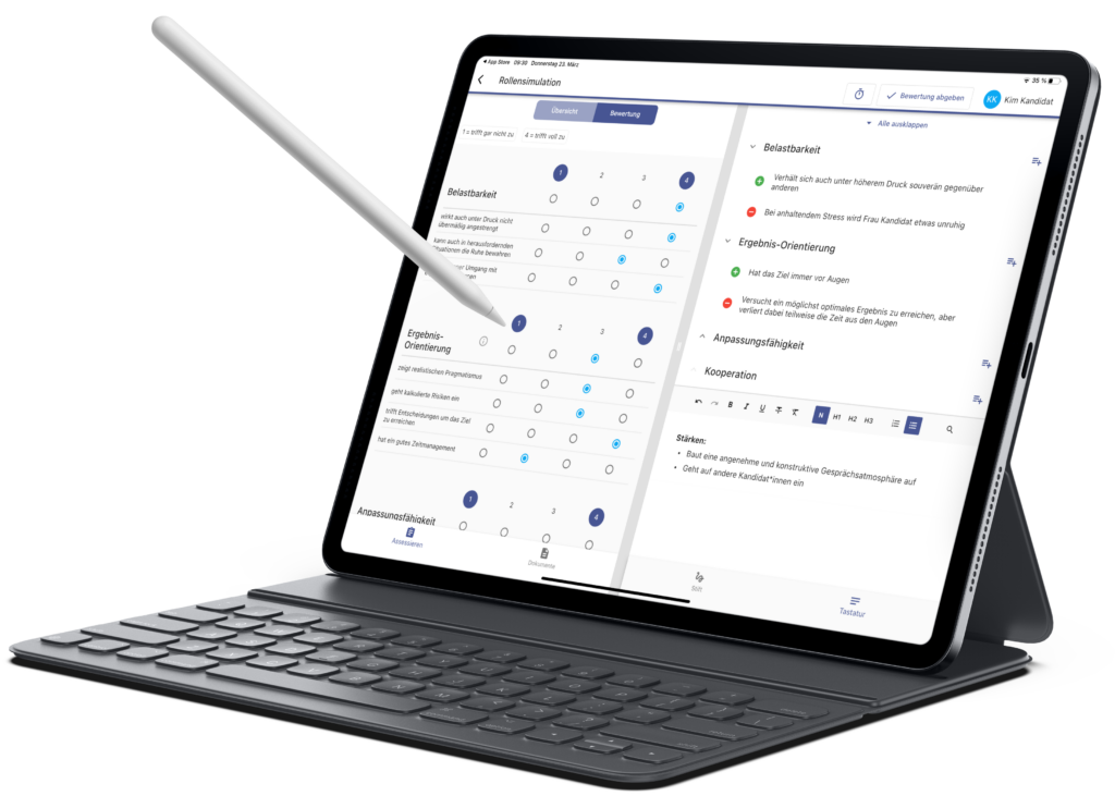 Ein iPad Pro mit Tastatur und Apple Pencil zeigt die Applysia Software für digitale Assessments. Auf dem Display ist eine Bewertungsmatrix für eine Rollensimulation zu sehen, in der Kompetenzen wie „Belastbarkeit“ und „Ergebnisorientierung“ auf einer Skala von 1 bis 4 bewertet werden. Rechts daneben ergänzen qualitative Notizen mit Stärken und Beobachtungen das Profil.