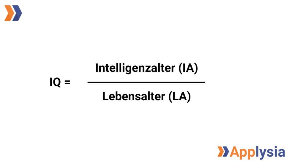 Eine Gleichung zur Berechnung des Intelligenzquotienten (IQ). Der IQ wird berechnet als das Verhältnis von Intelligenzalter (IA) zu Lebensalter (LA). Links oben ist ein kleines Logo und unten rechts ist das Applysia-Logo zu sehen.