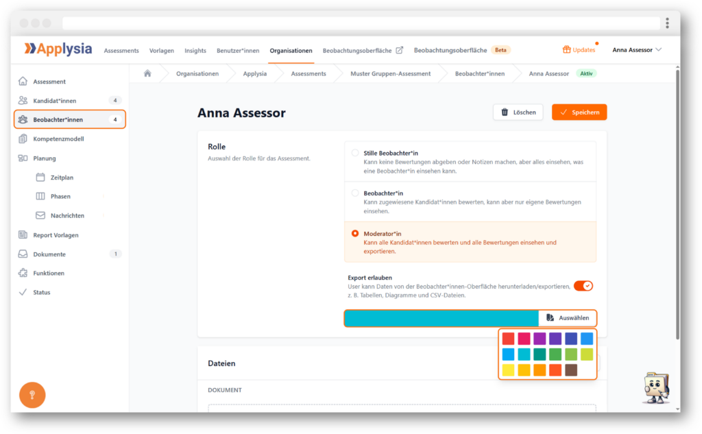 Ein Bildschirmfoto der Applysia-Anwendung zeigt die Einstellungsseite für Benutzer:innenrollen. Links sind verschiedene Menüpunkte wie "Assessment", "Kandidat:innen" und "Beobachter:innen" sichtbar. In der Mitte kann die Rolle "Stille Beobachter:in", "Beobachter:in" oder "Moderator:in" ausgewählt werden. Rechts oben befindet sich die Schaltfläche "Speichern". Unten ist eine Farbpalette zur Auswahl der Benutzer:innenfarbe.