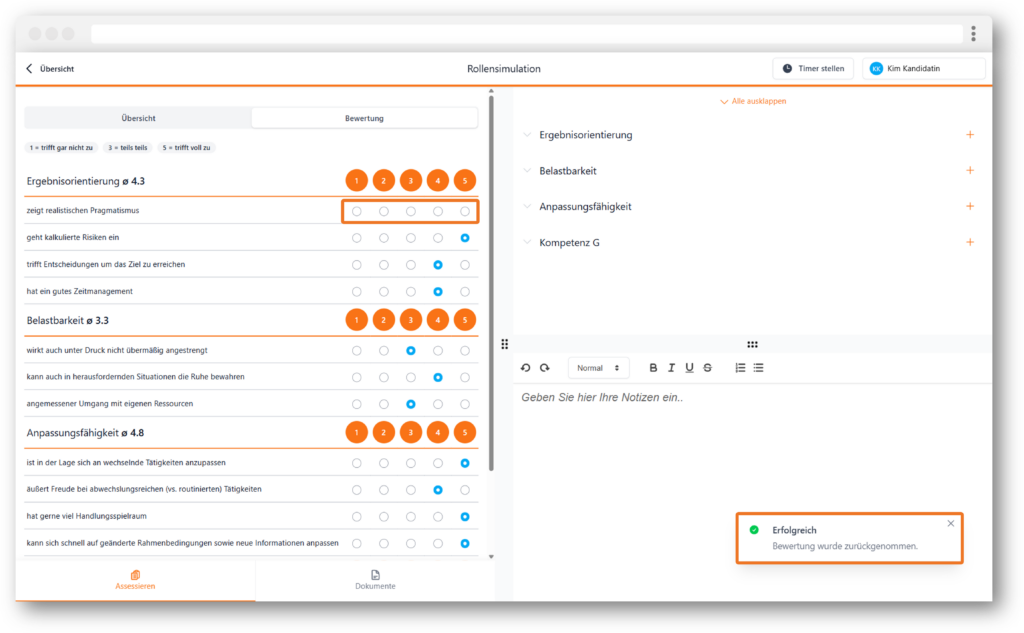 Ein Bildschirmfoto der Applysia-Anwendung zeigt die Bewertungsseite für eine Rollensimulation. Links sind verschiedene Bewertungskriterien wie "Ergebnisorientierung", "Belastbarkeit" und "Anpassungsfähigkeit" mit einer Skala von 1 bis 5. Rechts sind Notizfelder und weitere Kompetenzbereiche aufgeführt. Unten rechts erscheint eine Bestätigungsmeldung: "Erfolgreich - Bewertung wurde zurückgenommen."