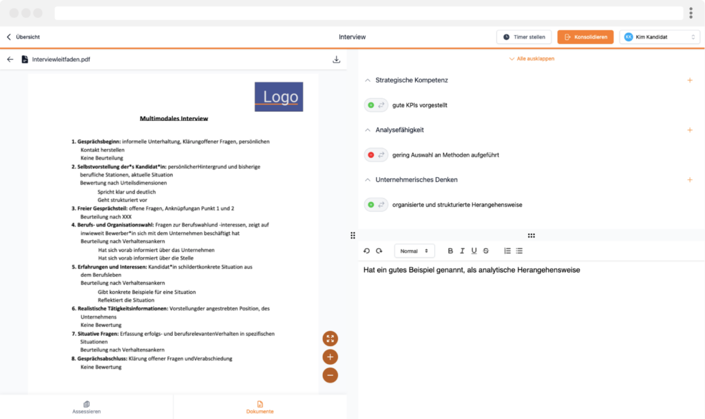 Eine Benutzeroberfläche einer Software zur Mitarbeiterbewertung. Links wird ein Interviewleitfaden als PDF angezeigt, der verschiedene Abschnitte des Interviews beschreibt. Rechts werden Bewertungen für Kompetenzen wie Strategische Kompetenz, Analysefähigkeit und Unternehmerisches Denken angezeigt. Unten rechts befindet sich ein Textfeld für Kommentare, während oben Schaltflächen für Timer stellen, Konsolidieren und das Benutzerprofil sichtbar sind.