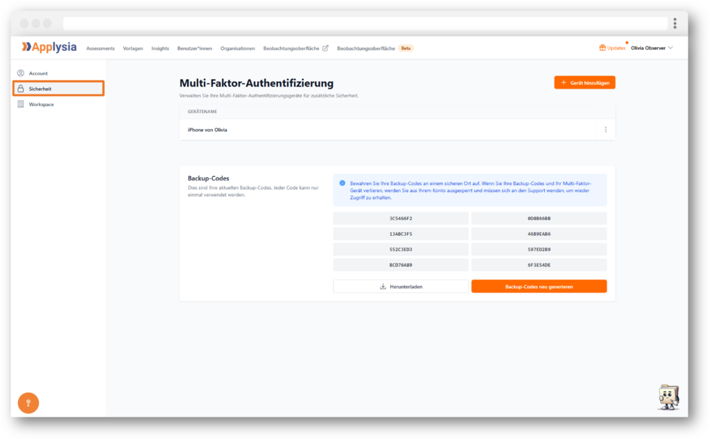Ein Bildschirmfoto der Applysia-Anwendung zeigt die Multi-Faktor-Authentifizierungsseite. Links sind die Menüpunkte "Account", "Sicherheit" und "Workspace" sichtbar. In der Mitte wird ein Gerät, das "iPhone von Olivia", angezeigt. Darunter sind Backup-Codes aufgeführt. Oben rechts befindet sich die Schaltfläche "Gerät hinzufügen".