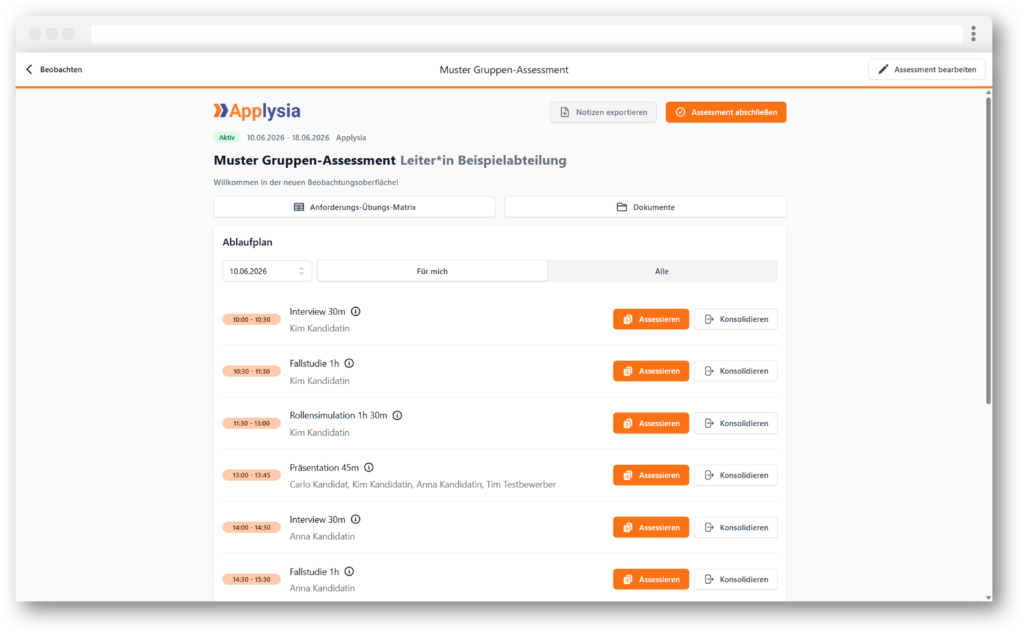 Ein Bildschirmfoto der Applysia-Anwendung zeigt die Seite eines Gruppen-Assessments. Oben befinden sich Schaltflächen zum Exportieren von Notizen und zum Abschließen des Assessments. Der Ablaufplan listet verschiedene Aktivitäten wie Interviews, Fallstudien und Rollensimulationen, jeweils mit Dauer und beteiligten Kandidat:innen. Jede Aktivität hat eine Schaltfläche zum Assessieren und Konsolidieren. Links sind Menüpunkte für das Assessment sichtbar.