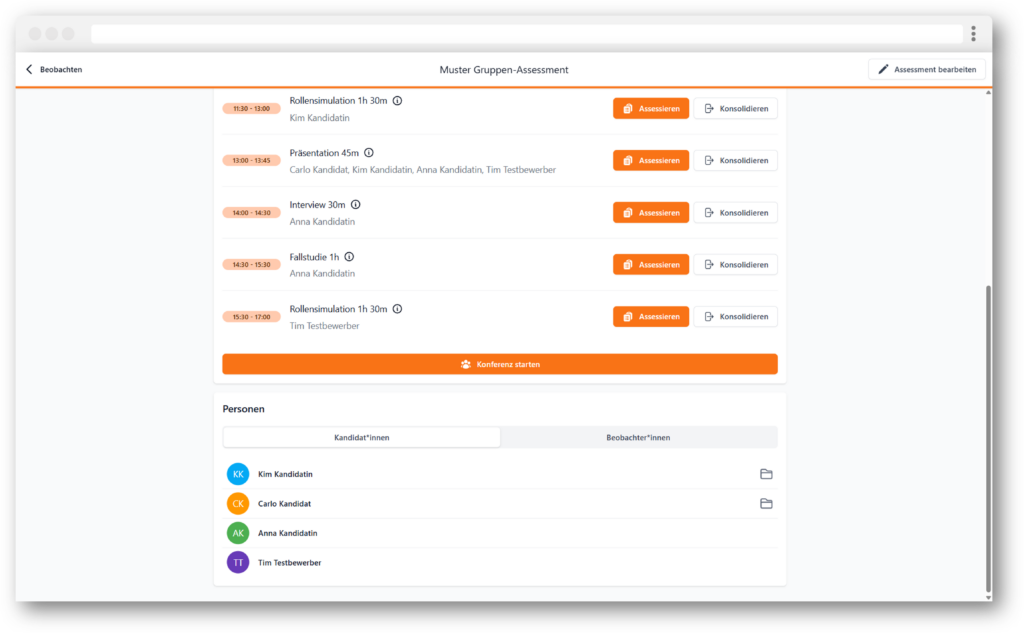 Ein Bildschirmfoto der Applysia-Anwendung zeigt die Seite eines Gruppen-Assessments mit einem Zeitplan für Aktivitäten wie Rollensimulationen, Präsentationen, Interviews und Fallstudien. Jede Aktivität hat Schaltflächen zum Assessieren und Konsolidieren. Unten ist eine Schaltfläche zum Starten einer Konferenz sowie eine Liste der beteiligten Personen (Kandidat:innen).