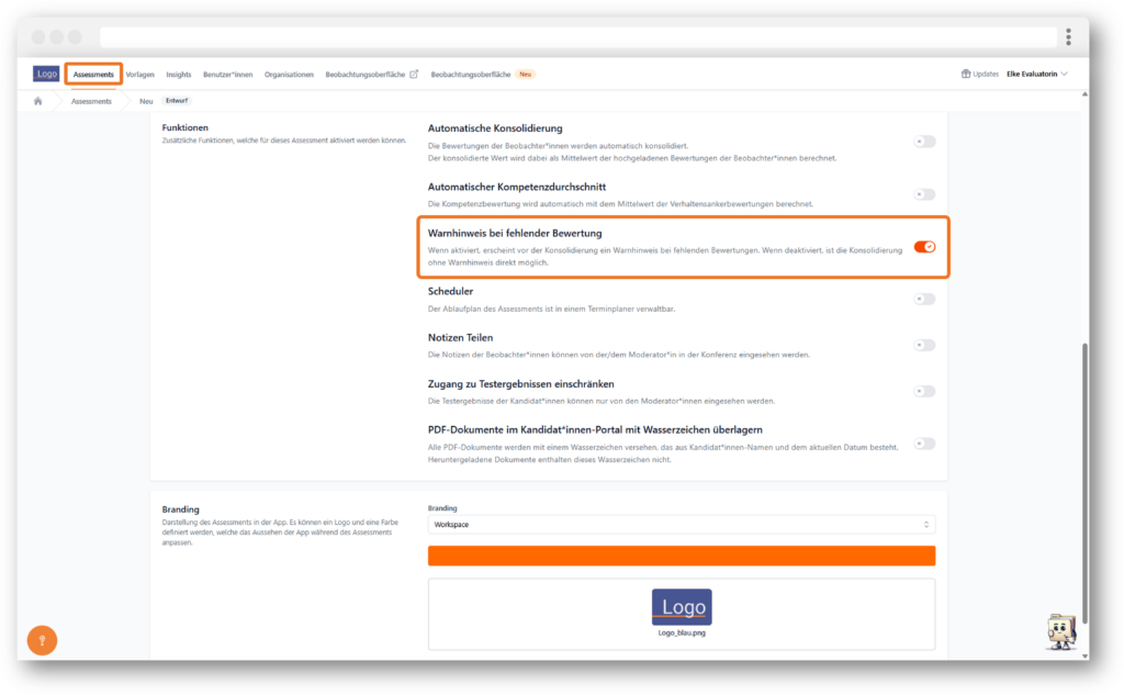 Ein Bildschirmfoto der Applysia-Webanwendung zeigt die Seite „Assessments“ mit verschiedenen Funktionseinstellungen wie „Warnhinweis bei fehlender Bewertung“. Links ist ein Menü mit ausgewähltem Punkt „Assessments“ sichtbar.